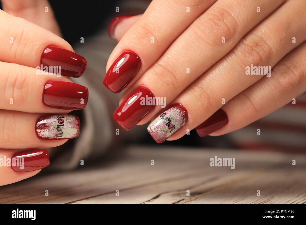 Avec les mains de nail design. Crackle vernis à la mode. La manucure et  nail tattoo tendance. Femme libre de mains sur fond noir. Fashi Photo Stock  - Alamy