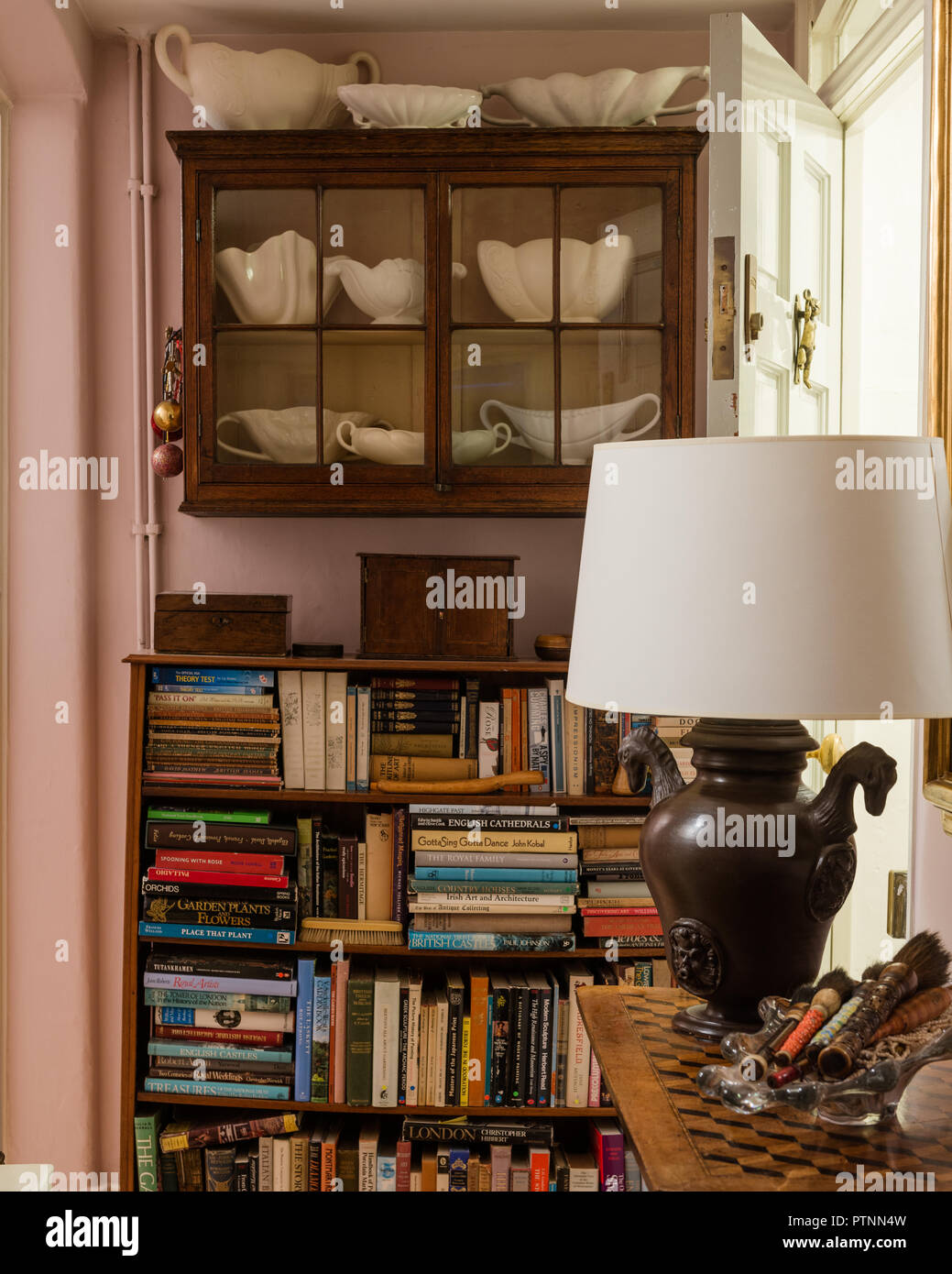 Collection de l'anglais des années 40 et 50 ans vases mantel blanc affiche dans un cabinet à la façade de verre Banque D'Images