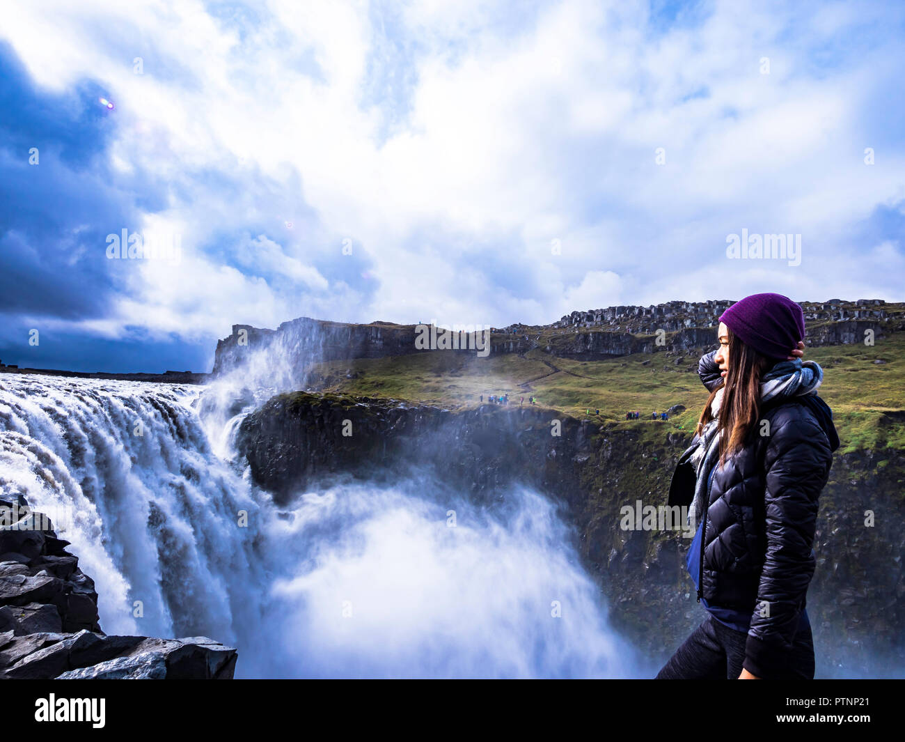 Voyageur appréciant les paysages à Selfoss Cascade dans le Nord de l'Islande Banque D'Images