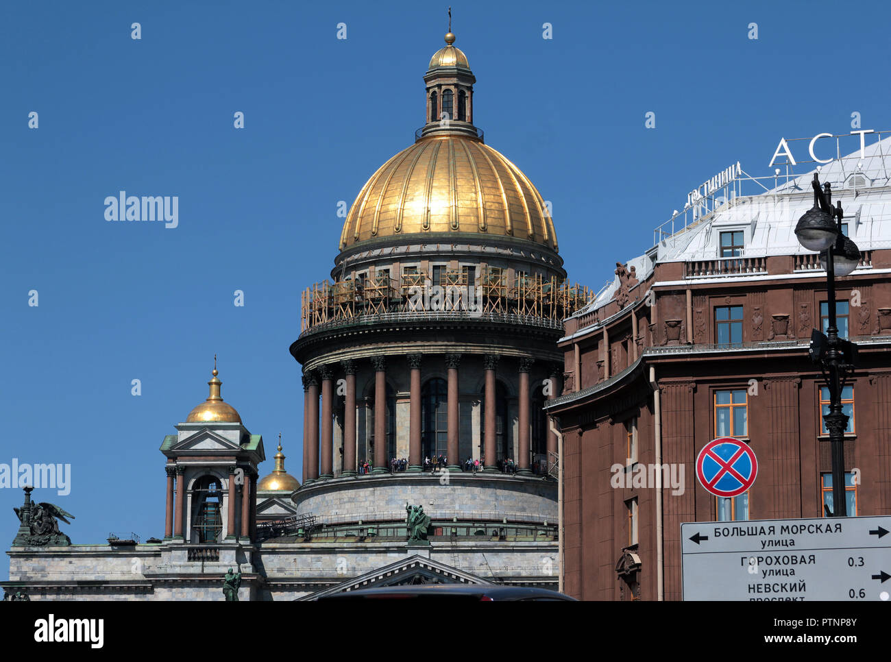 L'énorme dôme doré de la cathédrale St Isaac, qui est la 4ème plus grande au monde, piaulements de derrière un bâtiment à Saint-Pétersbourg, en Russie. Banque D'Images