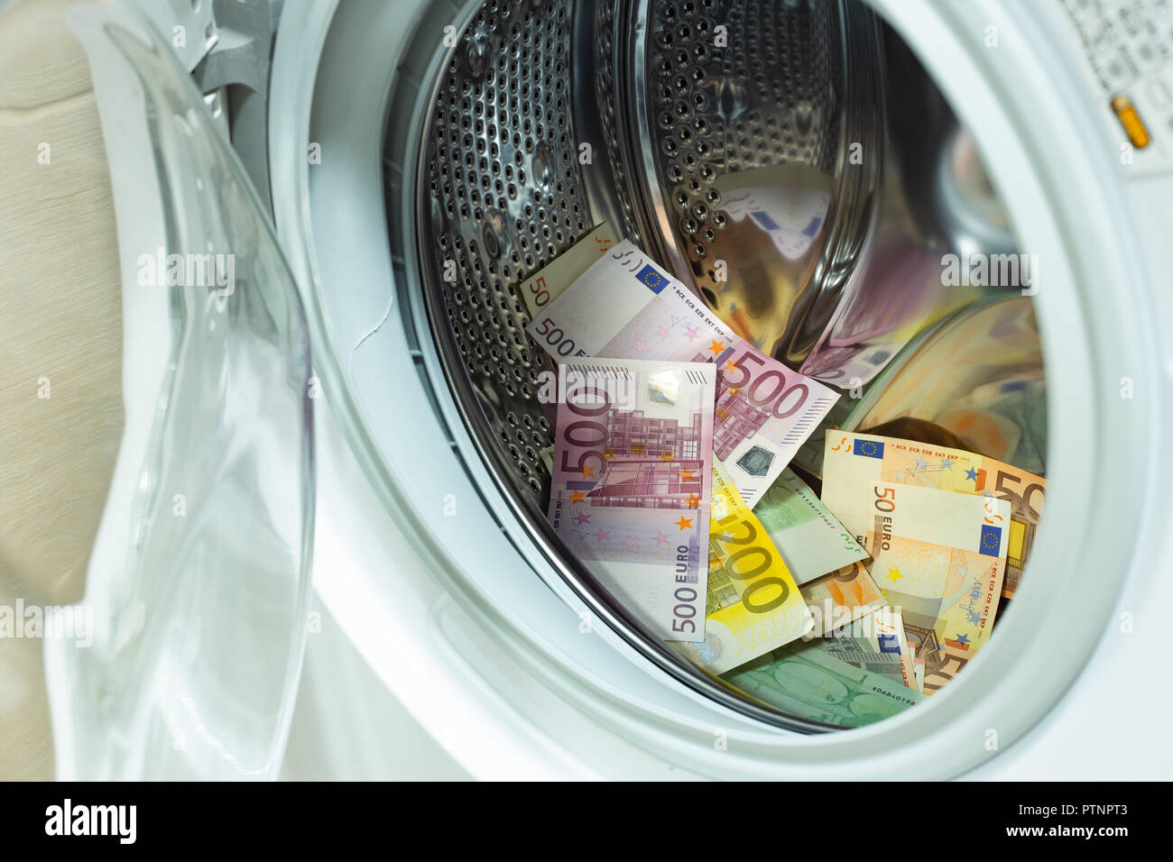Euro / monnaie européenne, haute dénomination dans la machine à laver. Concept de blanchiment Banque D'Images
