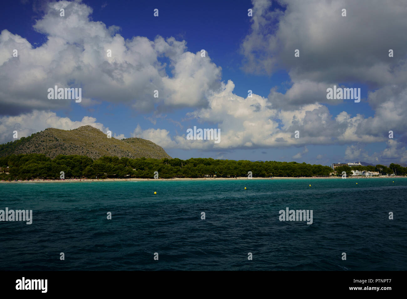 Les eaux turquoise de la plage d'Alcudia, Playa de Muro, à proximité de Port d'Alcudia, Mallorca, Espagne. Banque D'Images
