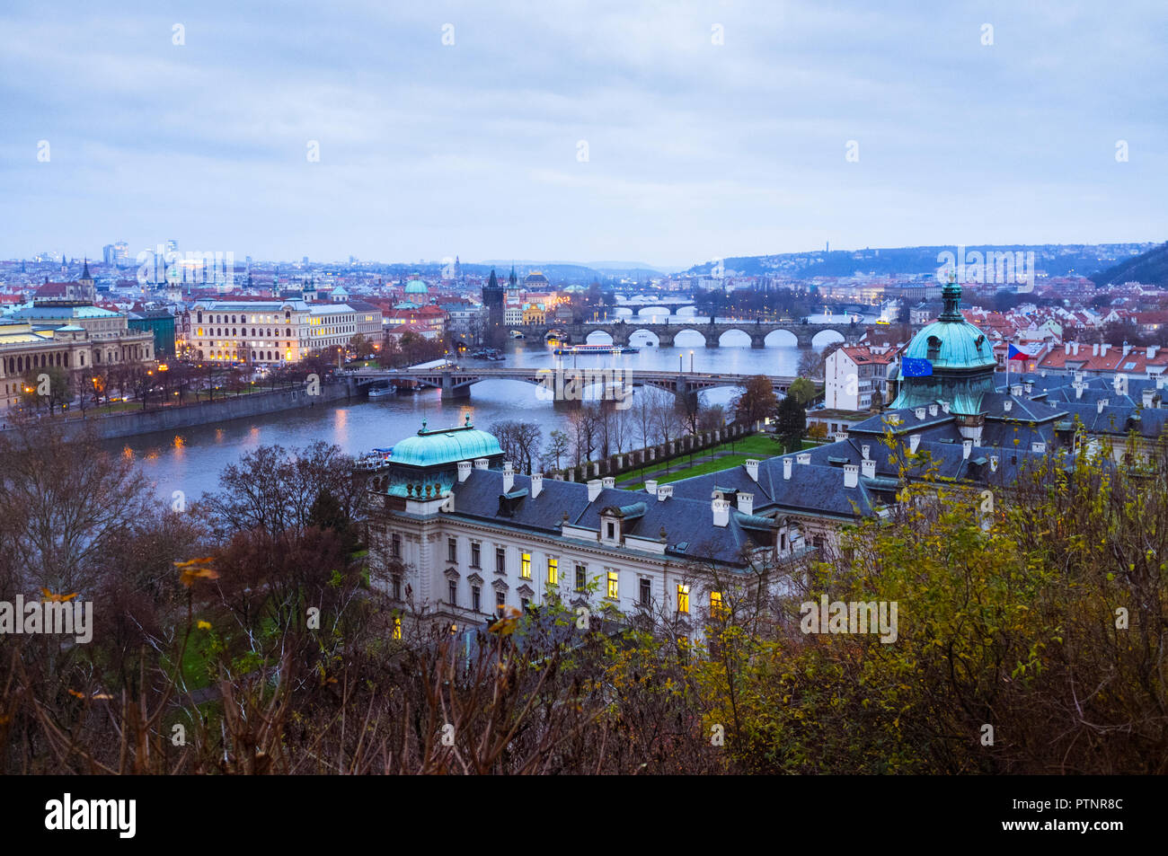 Prague, République tchèque : High angle view of les ponts sur la rivière Vltava, vue de la colline de Letná. Banque D'Images