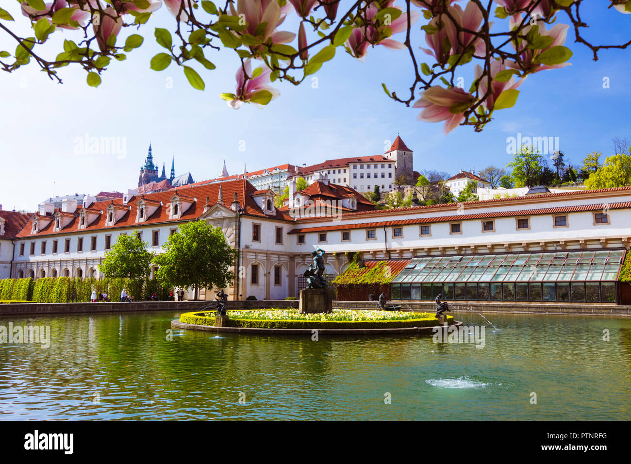 Prague, République tchèque : jardins Wallenstein au quartier de Mala Strana à Prague Castle en arrière-plan. Banque D'Images
