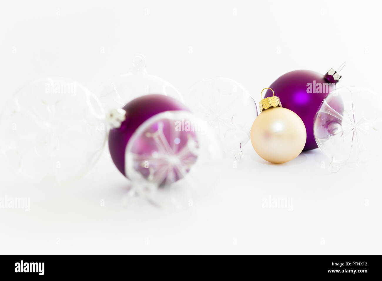 La vie toujours avec de belles boiseries et violet transparent boules de verre de Noël sur fond blanc Banque D'Images