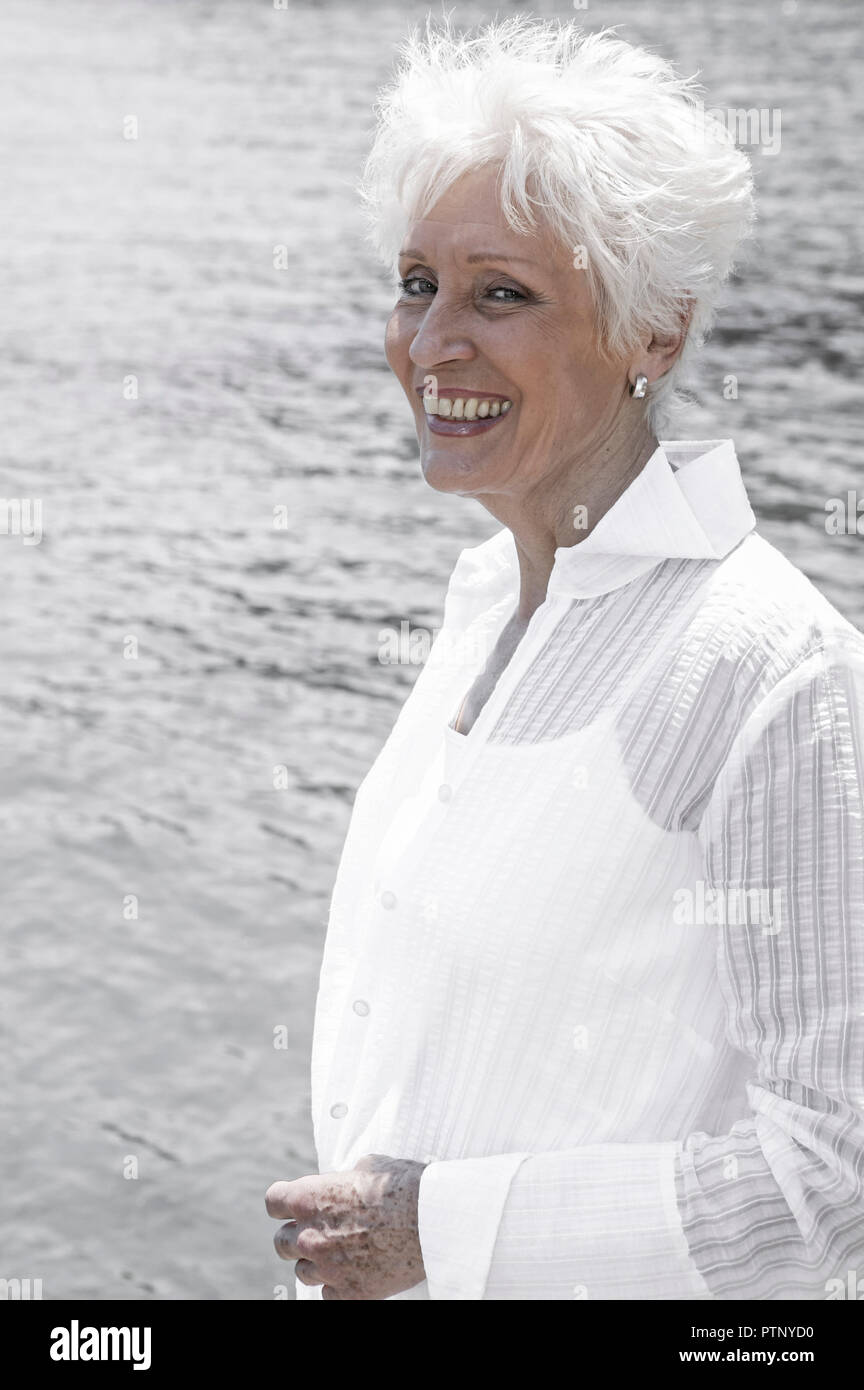 Strand Meer Seniorin Sommer Urlaub Freizeit Frau Alt Meilleur Age