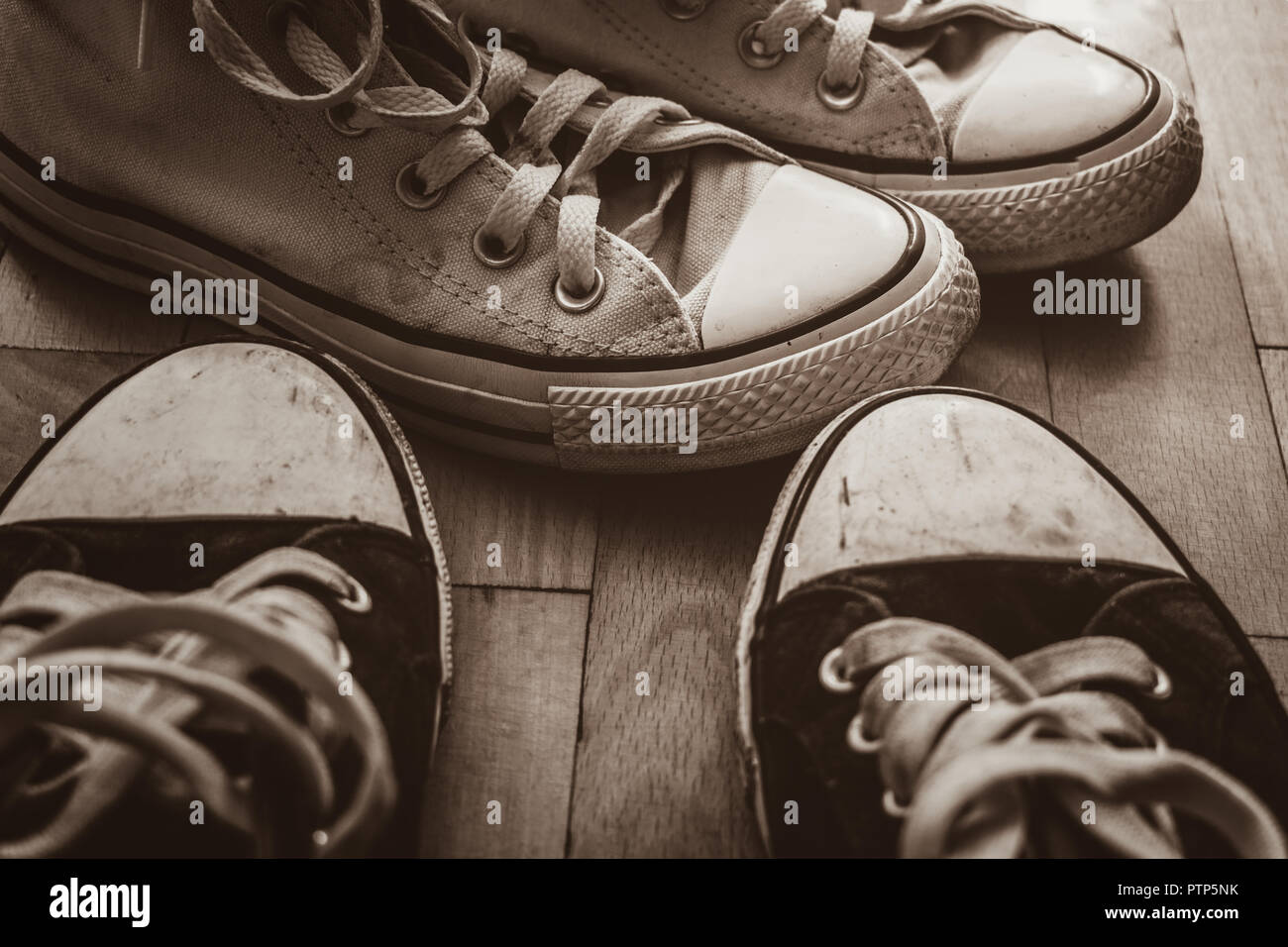 Vieilles chaussures sur fond de bois brun Banque D'Images