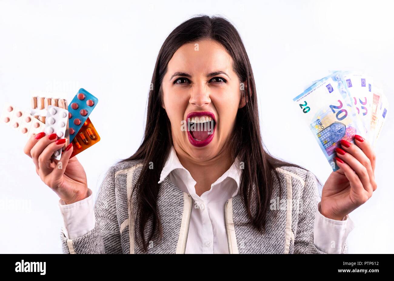 Colorés différents comprimés et gélules dans des cloques sur les mains de screaming woman. À directrly dans l'appareil photo. Studio shot isolé sur un wh Banque D'Images