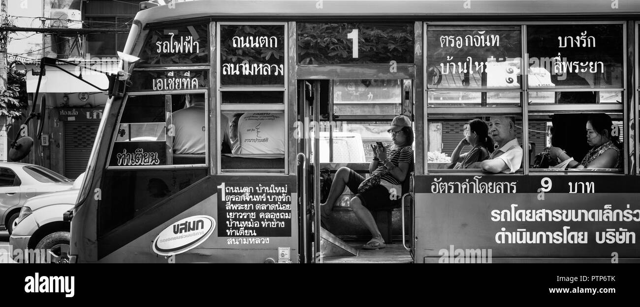 Certaines personnes dans un bus dans le centre de Bangkok, Thaïlande Banque D'Images