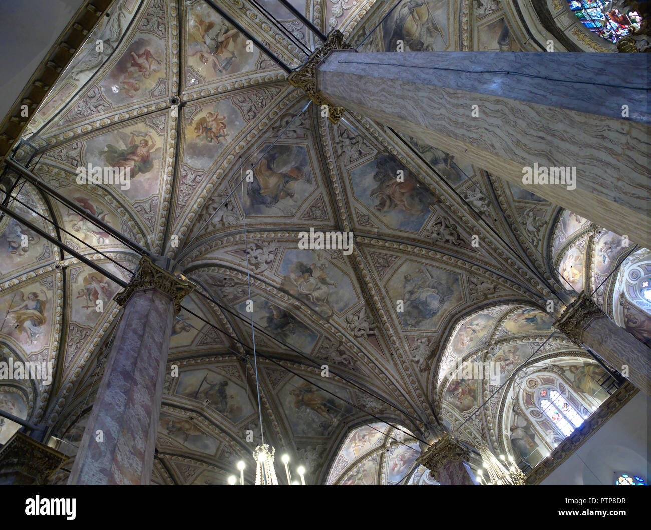 Perugia Umbria Italia - Italie. Cathédrale de Saint Laurent - Cattedrale di San Lorenzo. L'intérieur, la vue du plafond décoré de fresques. Construit Banque D'Images