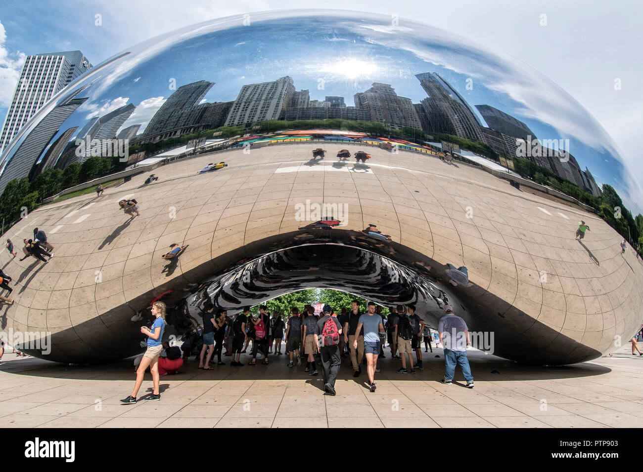 Sculpture miroir Cloud Gate, le Bean, par l'artiste anglais Anish Kapoor, Millennium Park, Chicago, Illinois, États-Unis Banque D'Images