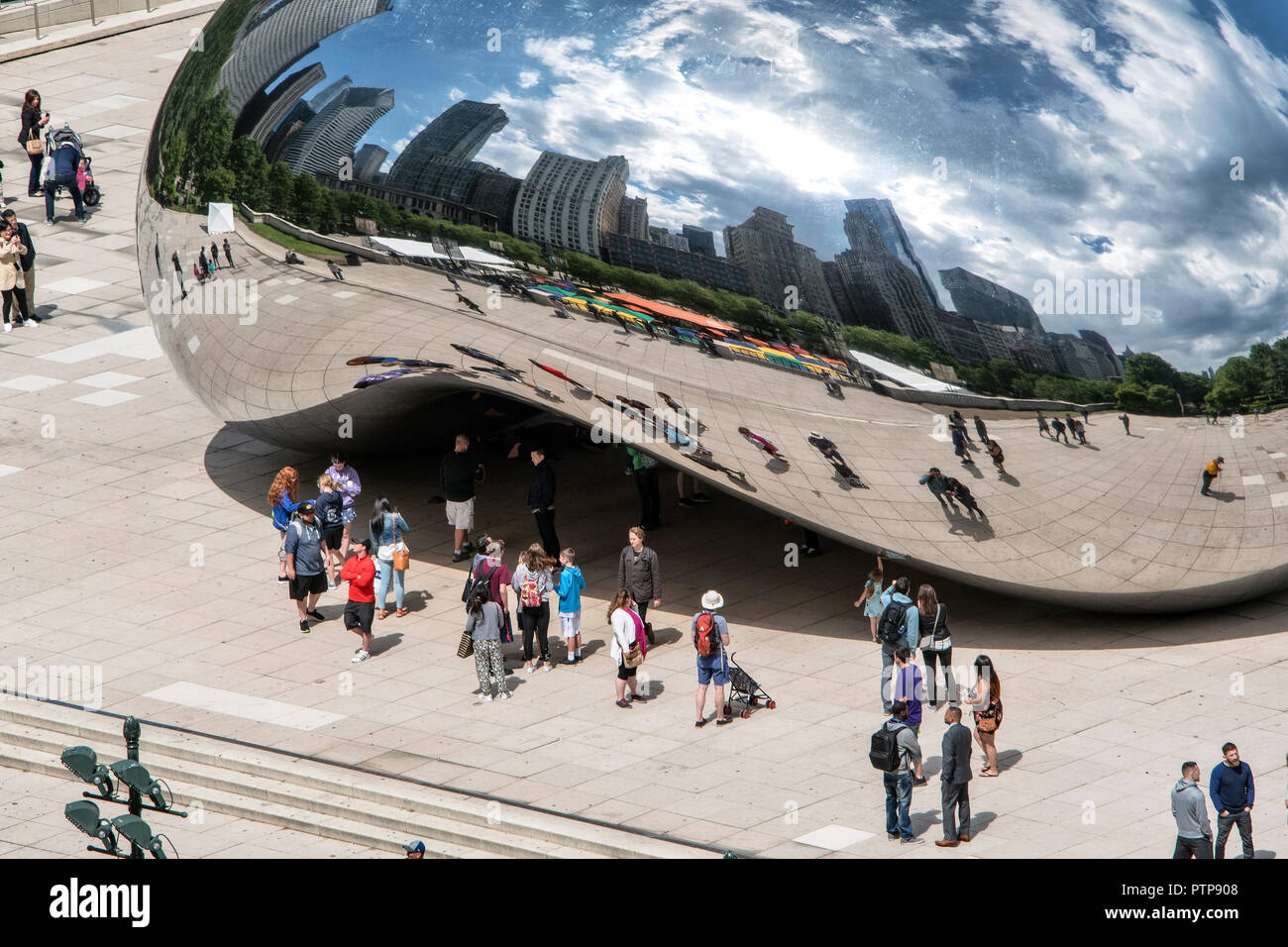 Sculpture miroir Cloud Gate, le Bean, par l'artiste anglais Anish Kapoor, Millennium Park, Chicago, Illinois, États-Unis Banque D'Images