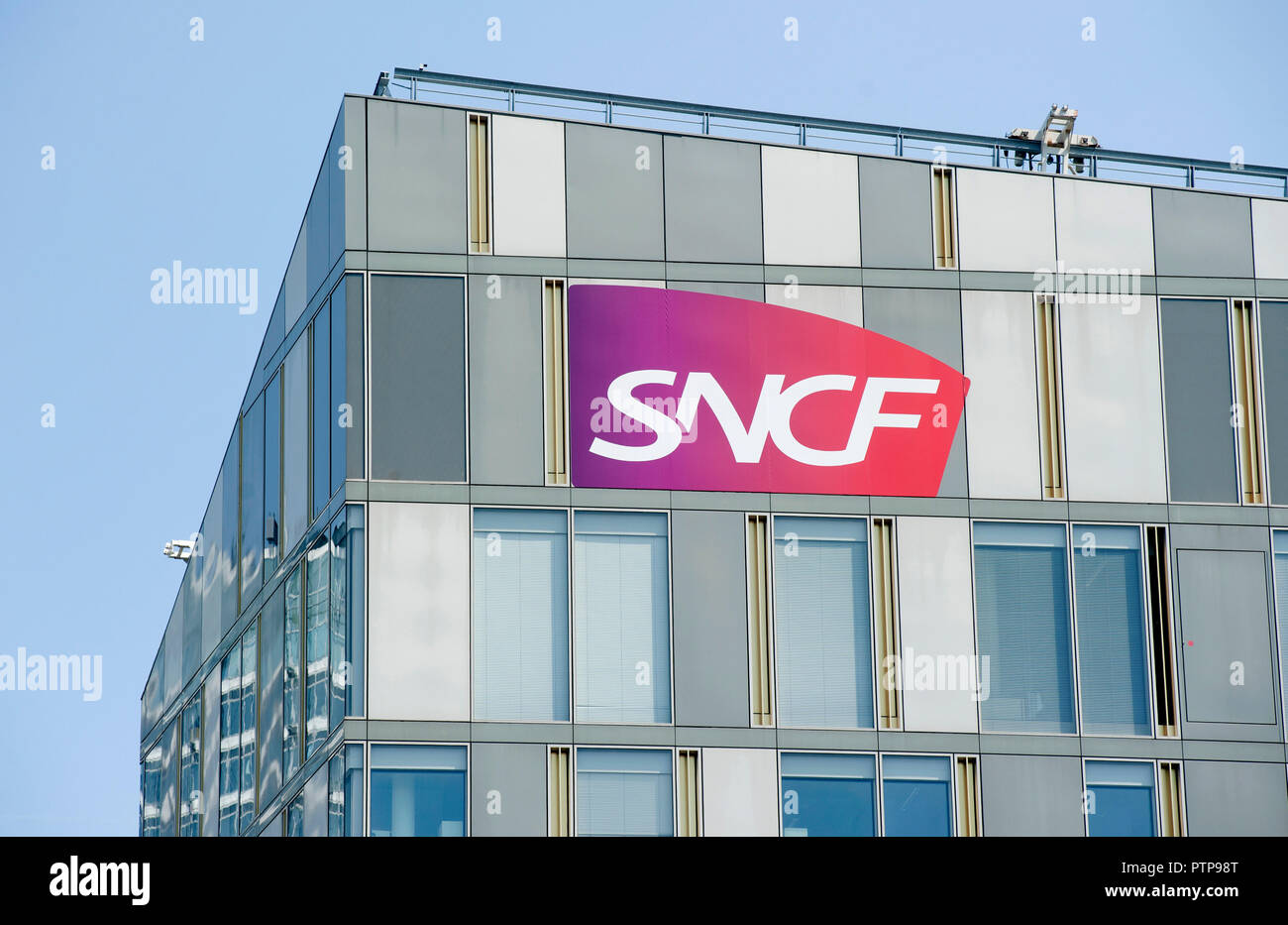 Lille (nord de la France). Signe de la SNCF (Société nationale des chemins de fer français) dans le quartier d'Euralille. Banque D'Images