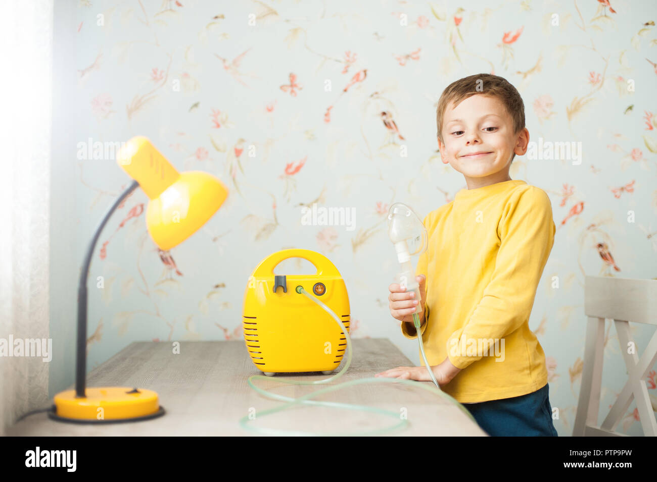 Cute Little Sick Caucasien Enfant Avec L Appareil Pour Inhalation Dans Chambre D Enfant Photo Stock Alamy