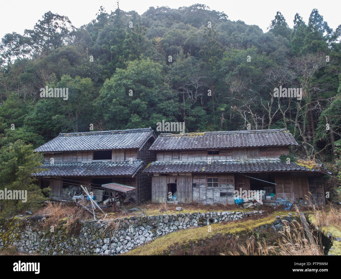 Maisons de ferme abandonnée, aucun sentier henro michi, près de temple Tairyuji 21, Shikoku 88 pèlerinage temple, Takamatsu, Japon Banque D'Images