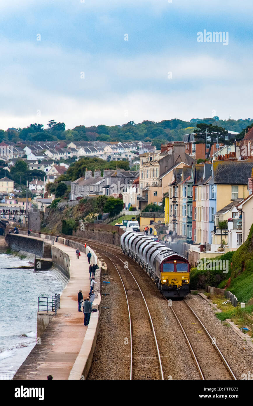 Exmouth, Devon, UK - 04 OCT 2018 : DB Cargo UK, classe 66 locomotives de fret diesel électrique no 66013 juste au nord d'Exmouth. Banque D'Images