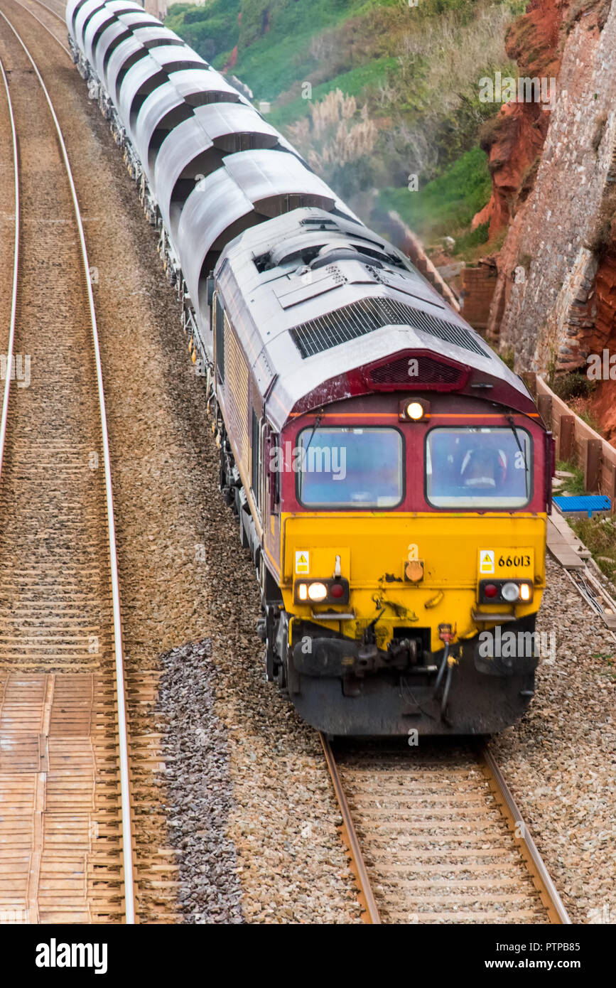 Exmouth, Devon, UK - 04 OCT 2018 : DB Cargo UK, classe 66 locomotives de fret diesel électrique no 66013 juste au nord d'Exmouth. Banque D'Images