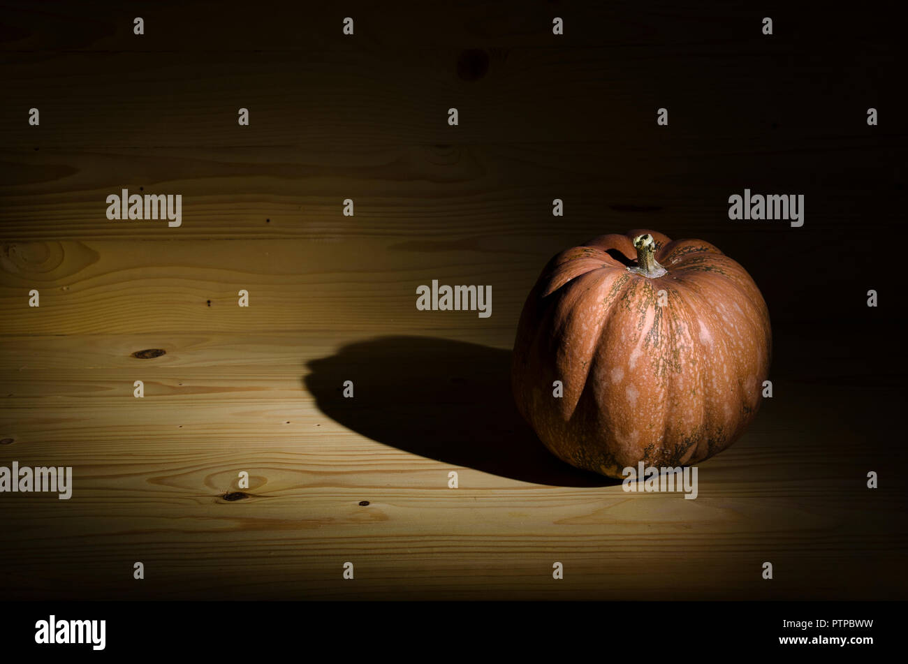 Pumpkin sur la table dans la pièce sombre. Banque D'Images