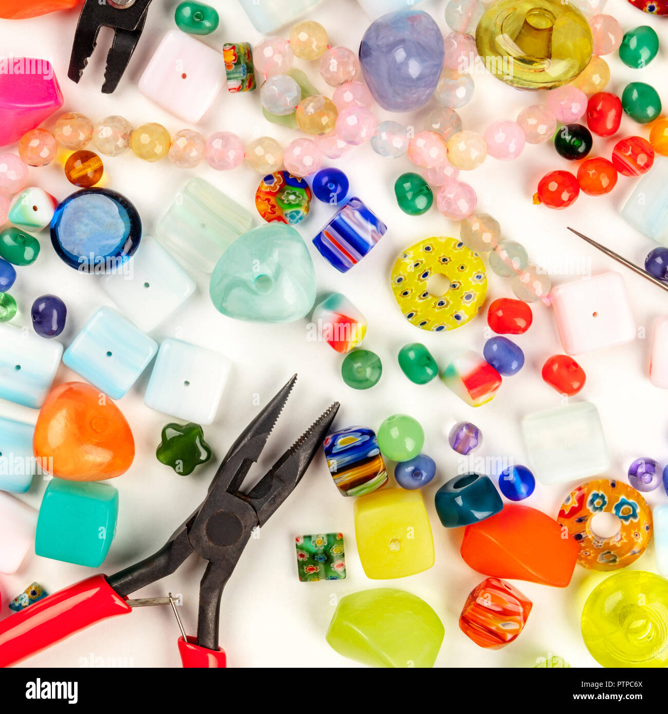 Une photo prise à la verticale de beaucoup de différentes perles les instruments pour la fabrication de bijoux Banque D'Images