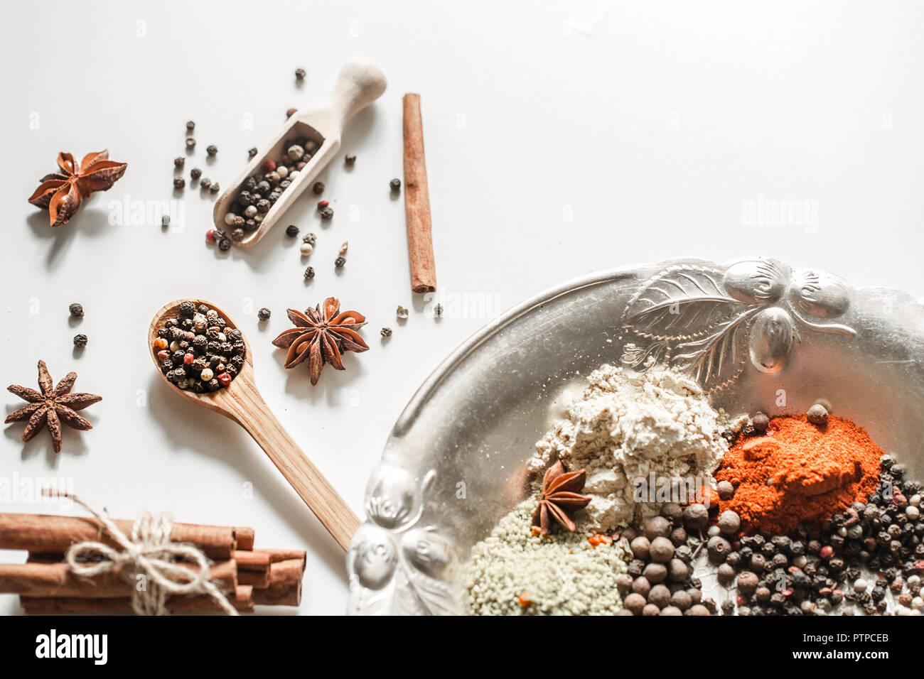 Une variété d'épices orientales sur un beau plat,isolé sur fond blanc, concept de la nourriture épicée et épices Banque D'Images