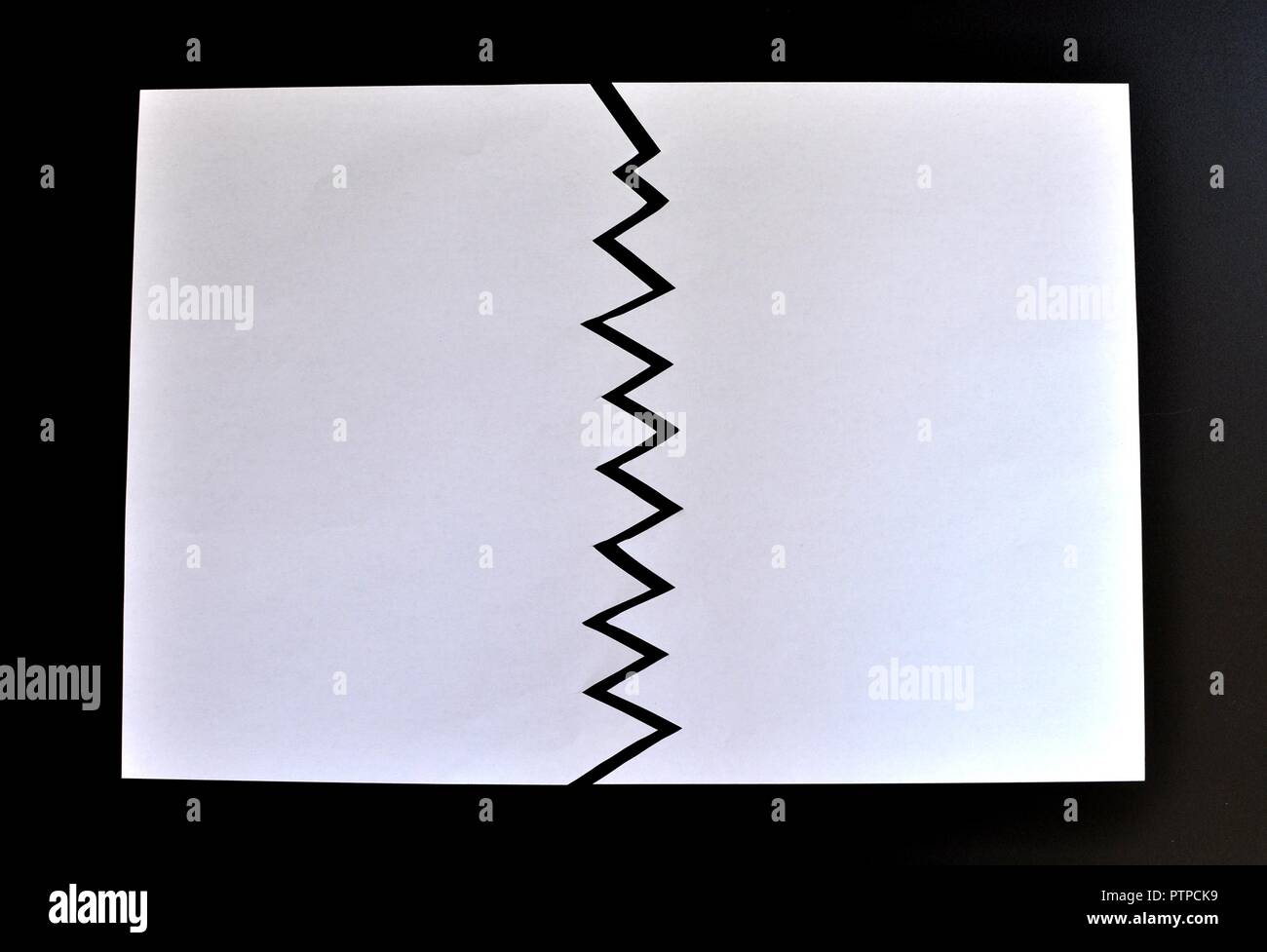 Concept de divisé ou séparé en deux feuilles de papier déchiré. Papier blanc déchiré dans la moitié isolé sur fond noir. Vue d'en haut Banque D'Images