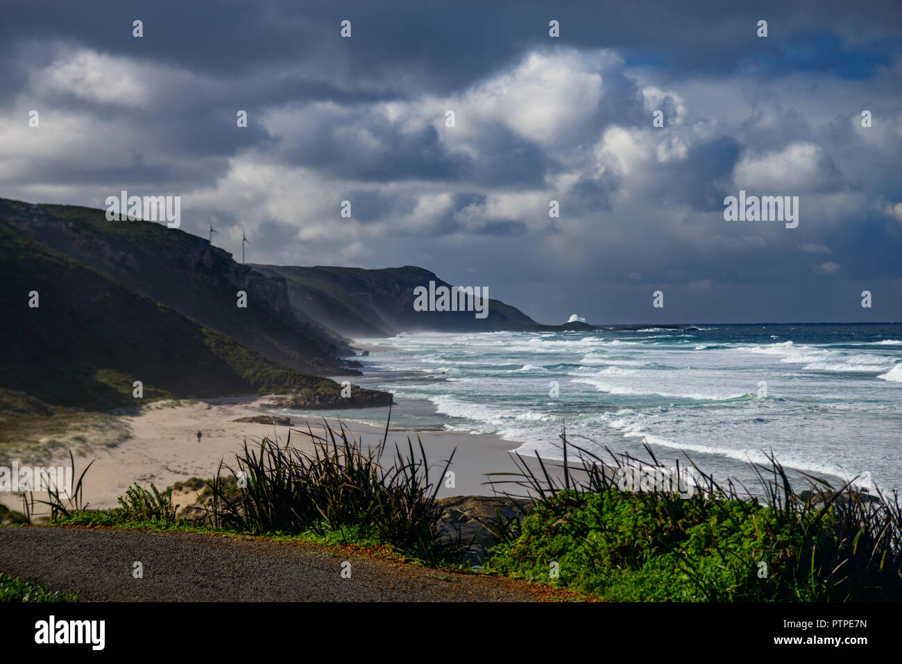 Parc éolien d'Albany dans le lointain sur les falaises de la côte, près d'Albany, au sud ouest de l'Australie, l'Australie Banque D'Images