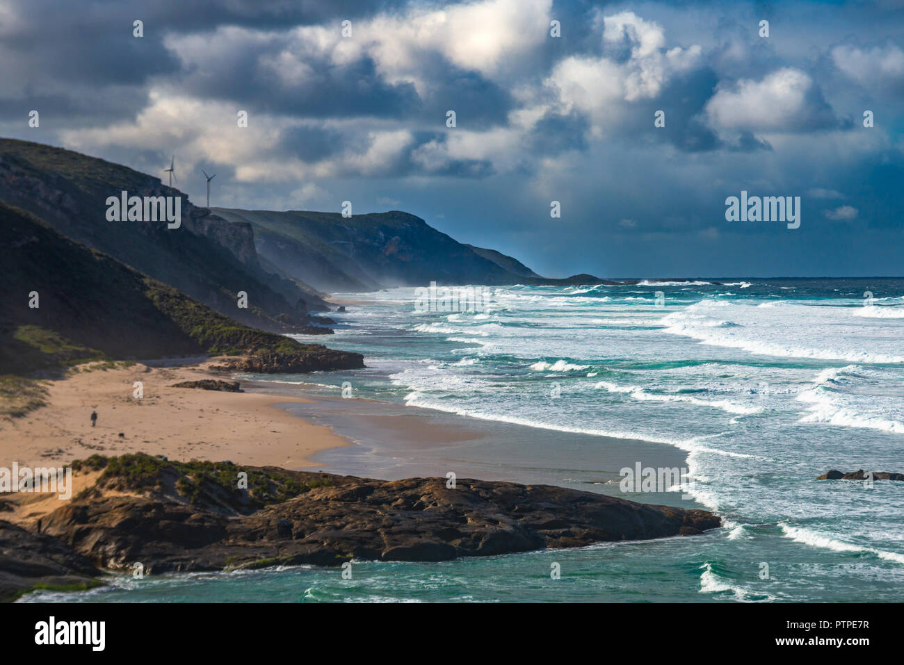 Parc éolien d'Albany dans le lointain sur les falaises de la côte, près d'Albany, au sud ouest de l'Australie, l'Australie Banque D'Images