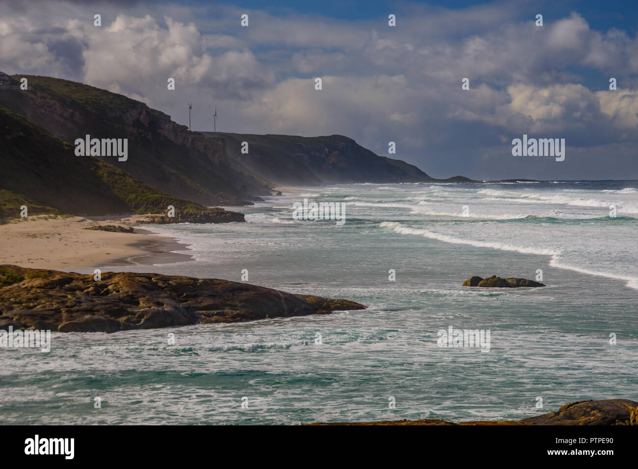 Parc éolien d'Albany dans le lointain sur les falaises de la côte, près d'Albany, au sud ouest de l'Australie, l'Australie Banque D'Images