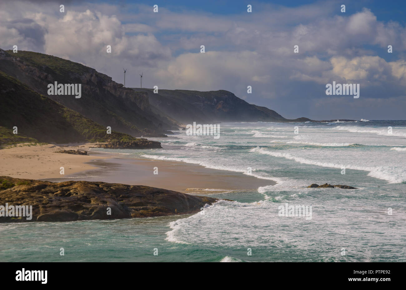 Parc éolien d'Albany dans le lointain sur les falaises de la côte, près d'Albany, au sud ouest de l'Australie, l'Australie Banque D'Images