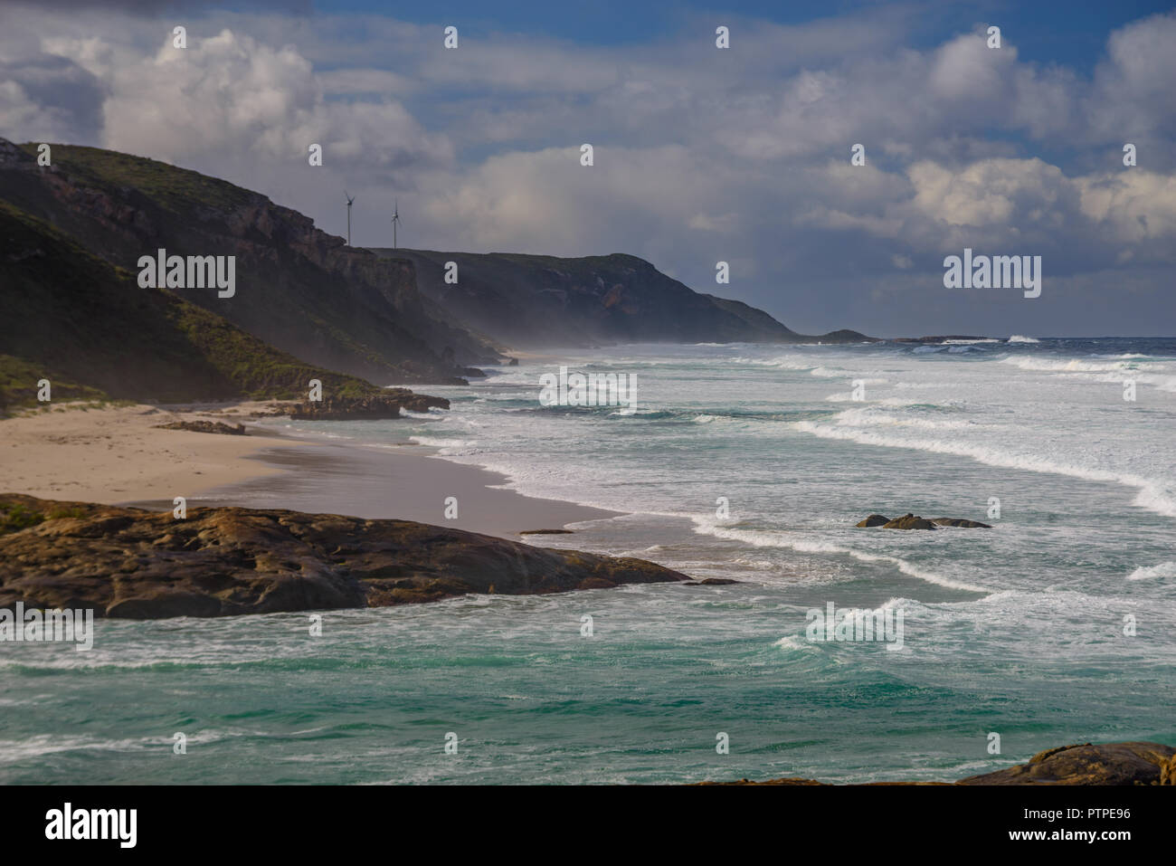 Parc éolien d'Albany dans le lointain sur les falaises de la côte, près d'Albany, au sud ouest de l'Australie, l'Australie Banque D'Images