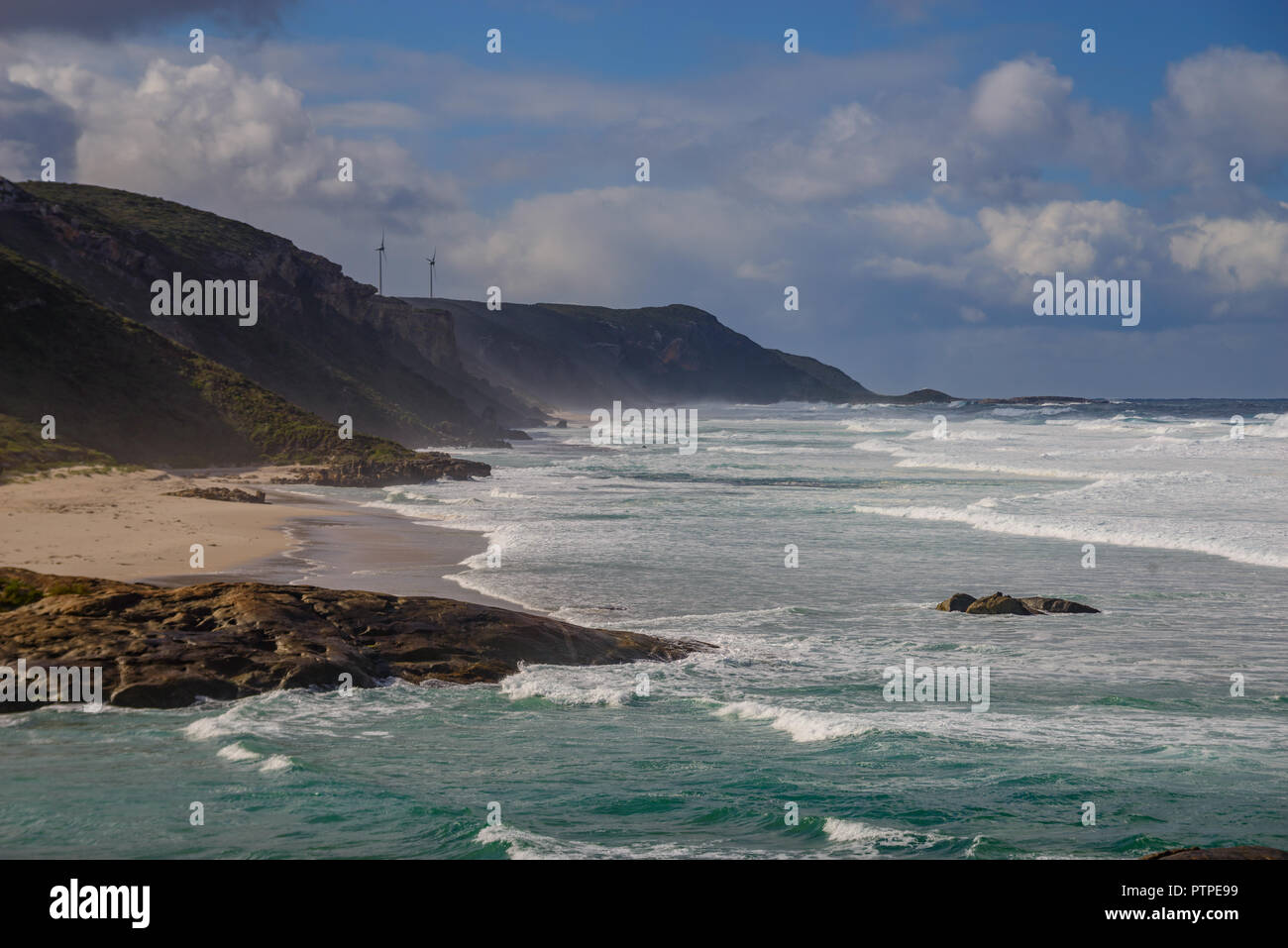 Parc éolien d'Albany dans le lointain sur les falaises de la côte, près d'Albany, au sud ouest de l'Australie, l'Australie Banque D'Images