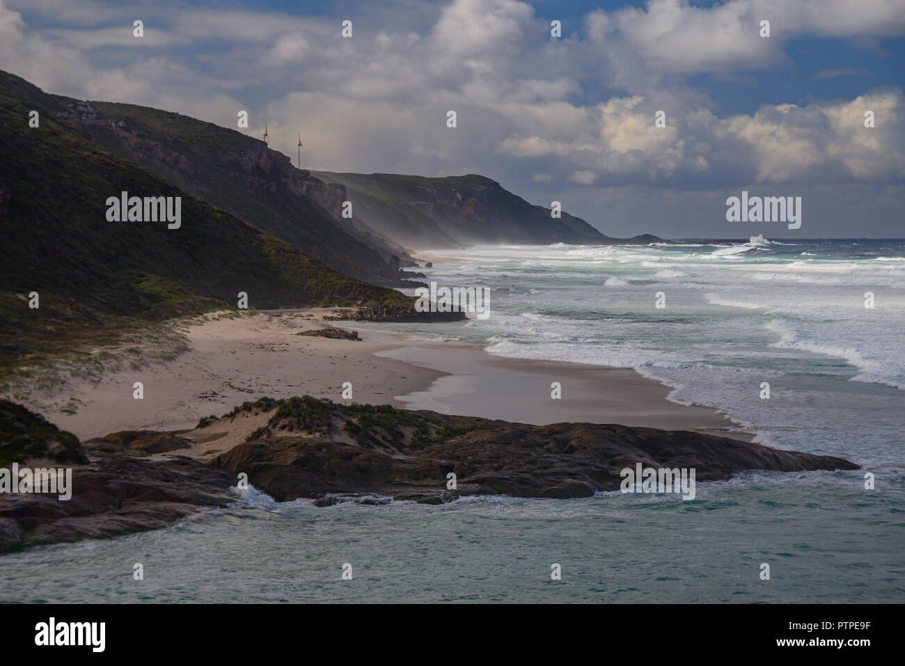 Parc éolien d'Albany dans le lointain sur les falaises de la côte, près d'Albany, au sud ouest de l'Australie, l'Australie Banque D'Images