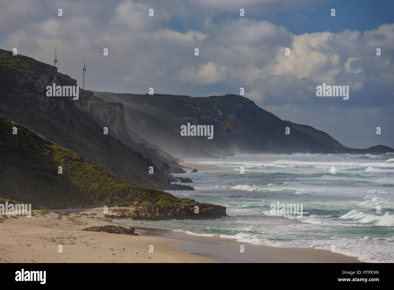 Parc éolien d'Albany dans le lointain sur les falaises de la côte, près d'Albany, au sud ouest de l'Australie, l'Australie Banque D'Images