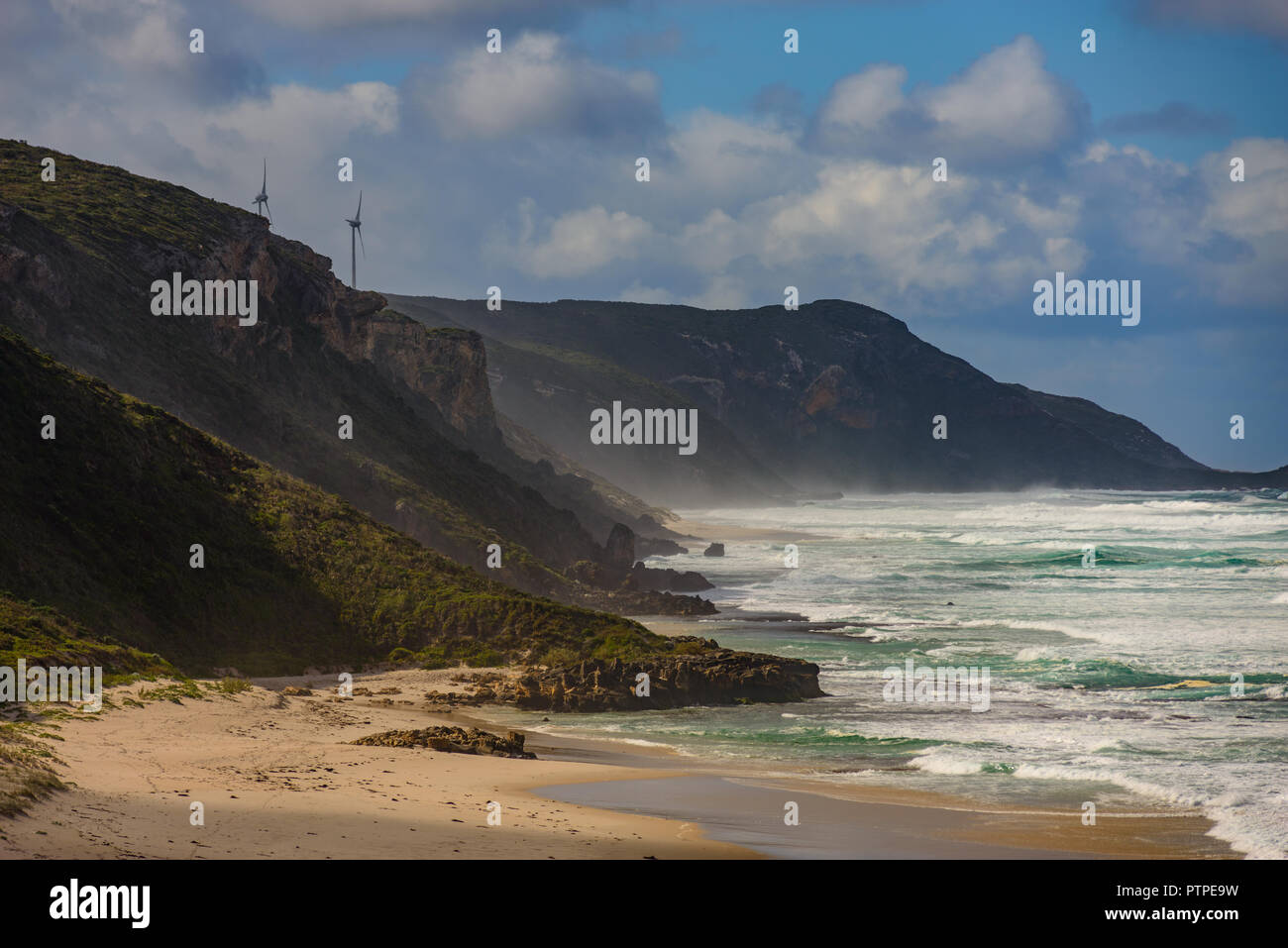 Parc éolien d'Albany dans le lointain sur les falaises de la côte, près d'Albany, au sud ouest de l'Australie, l'Australie Banque D'Images