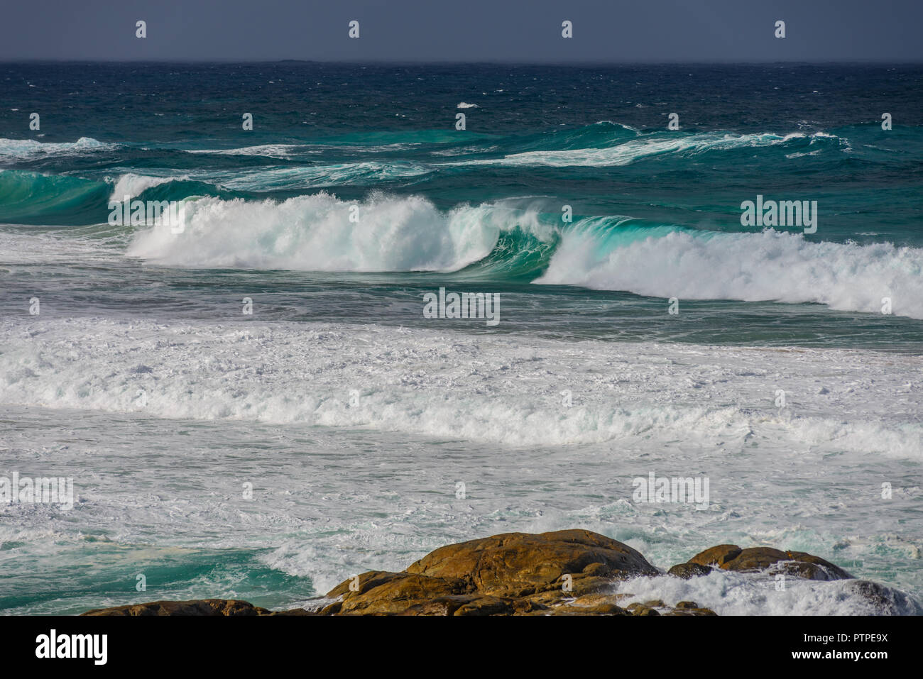 Parc éolien d'Albany dans le lointain sur les falaises de la côte, près d'Albany, au sud ouest de l'Australie, l'Australie Banque D'Images
