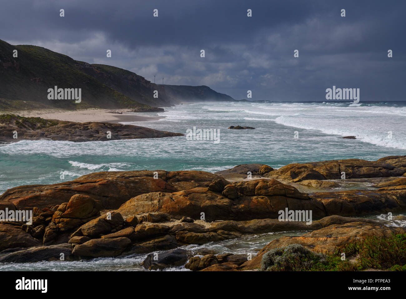 Parc éolien d'Albany dans le lointain sur les falaises de la côte, près d'Albany, au sud ouest de l'Australie, l'Australie Banque D'Images