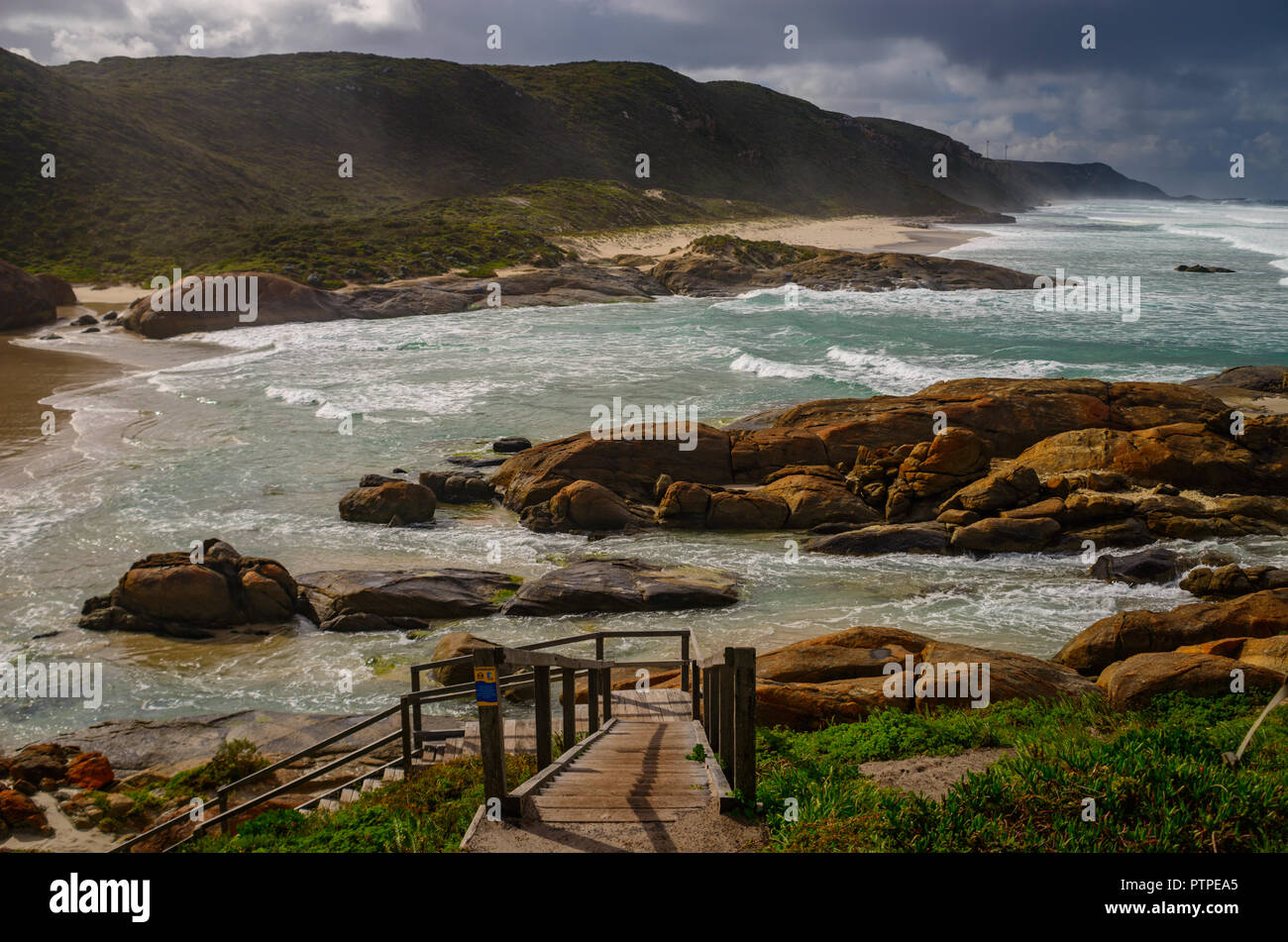 Parc éolien d'Albany dans le lointain sur les falaises de la côte, près d'Albany, au sud ouest de l'Australie, l'Australie Banque D'Images