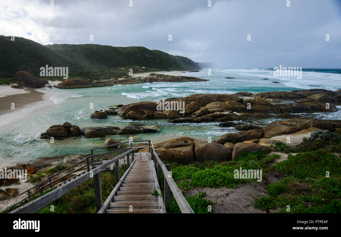 Parc éolien d'Albany dans le lointain sur les falaises de la côte, près d'Albany, au sud ouest de l'Australie, l'Australie Banque D'Images