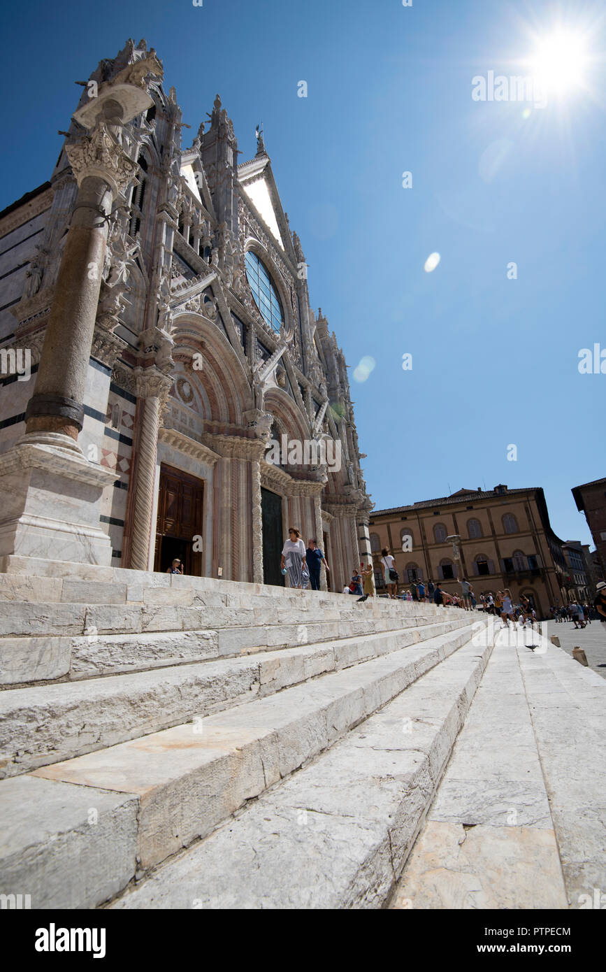 Jour d'été par la cathédrale dans la ville de Sienne, Toscane Italie Europe EU Banque D'Images