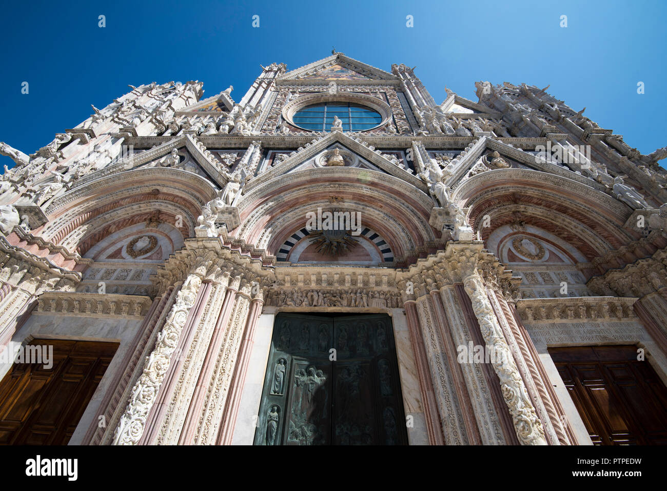 Jour d'été par la cathédrale dans la ville de Sienne, Toscane Italie Europe EU Banque D'Images