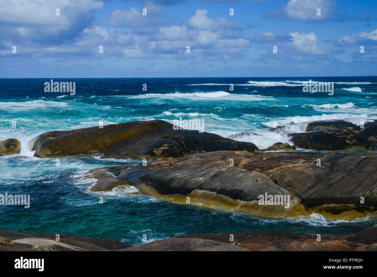 Des rochers et des vagues, les Verts Piscine Plage, Danemark, Australie occidentale, Australie, William Bay National Park Banque D'Images