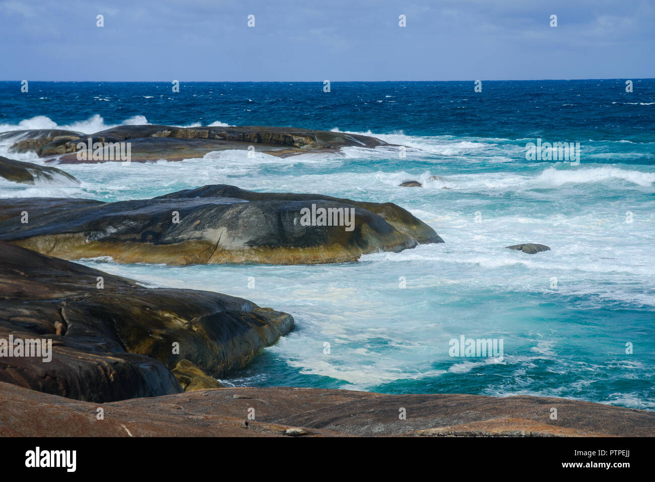 Des rochers et des vagues, les Verts Piscine Plage, Danemark, Australie occidentale, Australie, William Bay National Park Banque D'Images