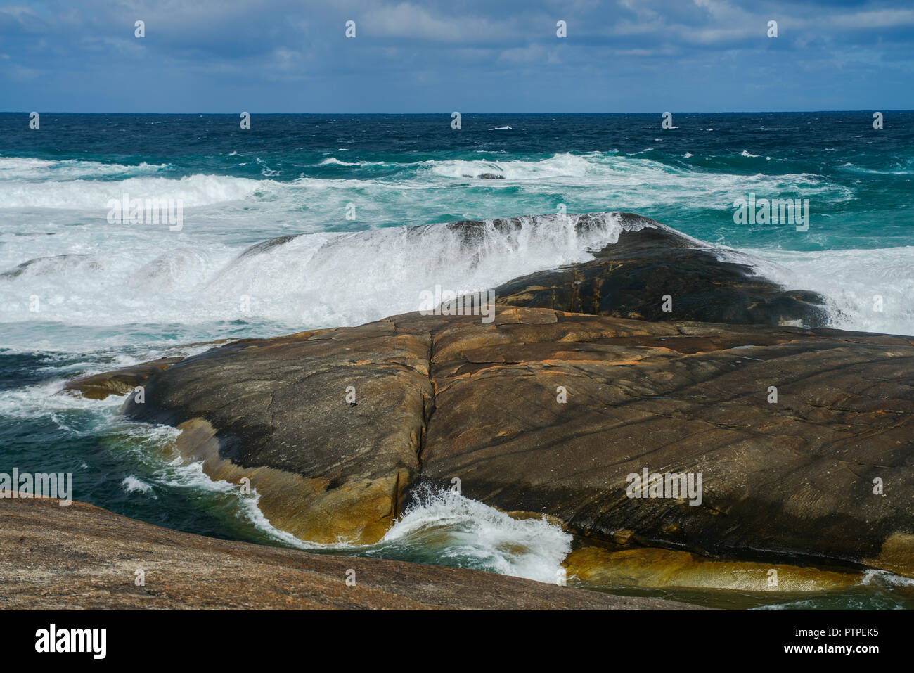 Des rochers et des vagues, les Verts Piscine Plage, Danemark, Australie occidentale, Australie, William Bay National Park Banque D'Images