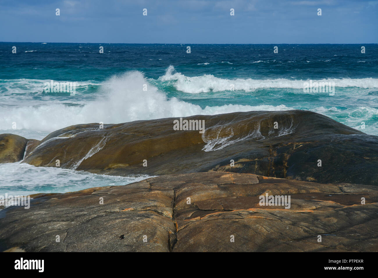 Des rochers et des vagues, les Verts Piscine Plage, Danemark, Australie occidentale, Australie, William Bay National Park Banque D'Images