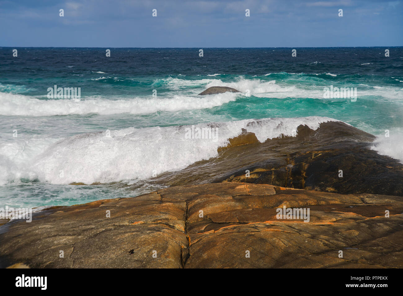 Des rochers et des vagues, les Verts Piscine Plage, Danemark, Australie occidentale, Australie, William Bay National Park Banque D'Images