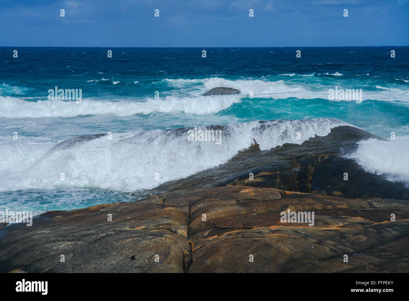 Des rochers et des vagues, les Verts Piscine Plage, Danemark, Australie occidentale, Australie, William Bay National Park Banque D'Images