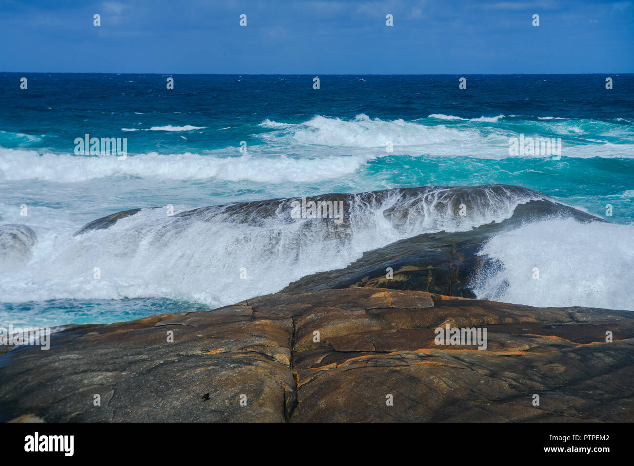 Des rochers et des vagues, les Verts Piscine Plage, Danemark, Australie occidentale, Australie, William Bay National Park Banque D'Images