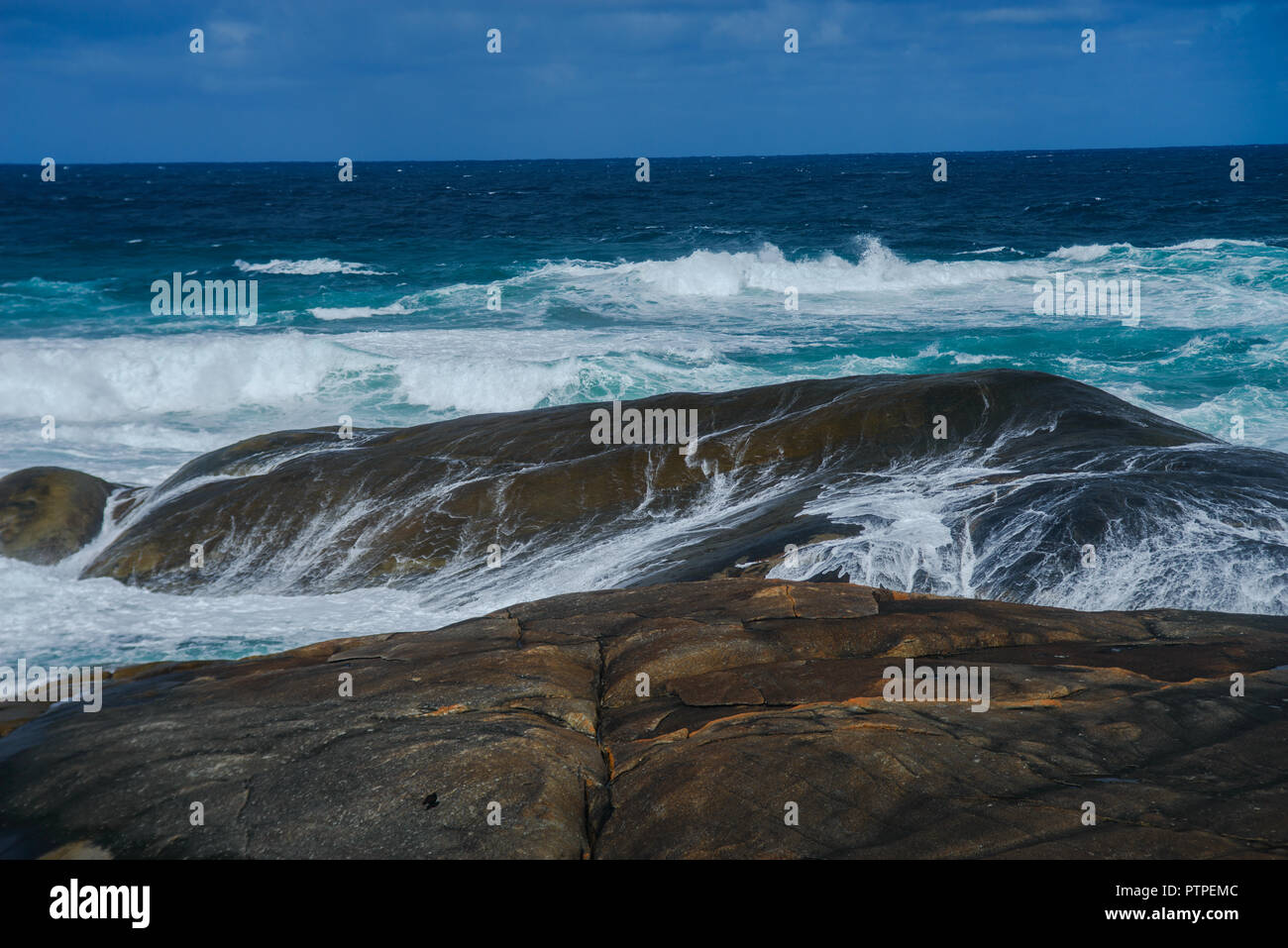 Des rochers et des vagues, les Verts Piscine Plage, Danemark, Australie occidentale, Australie, William Bay National Park Banque D'Images