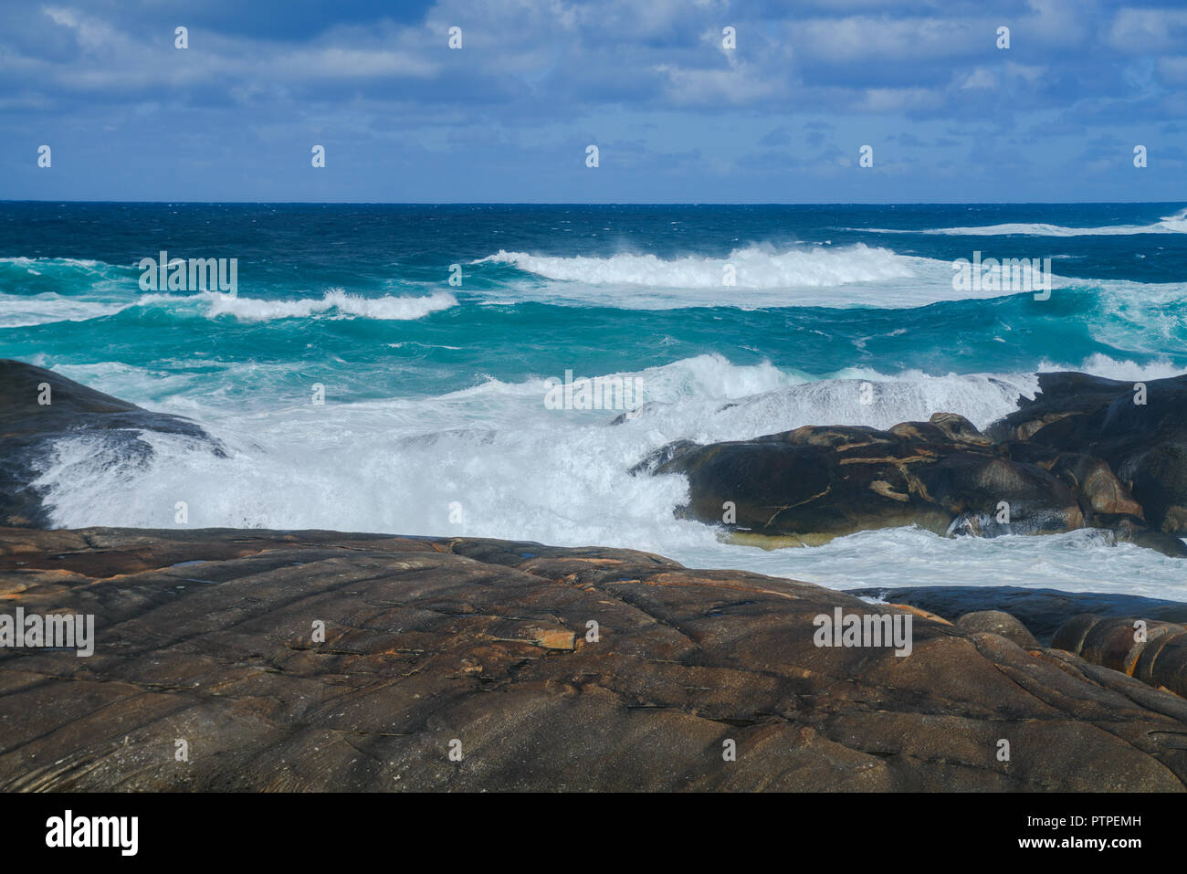 Des rochers et des vagues, les Verts Piscine Plage, Danemark, Australie occidentale, Australie, William Bay National Park Banque D'Images