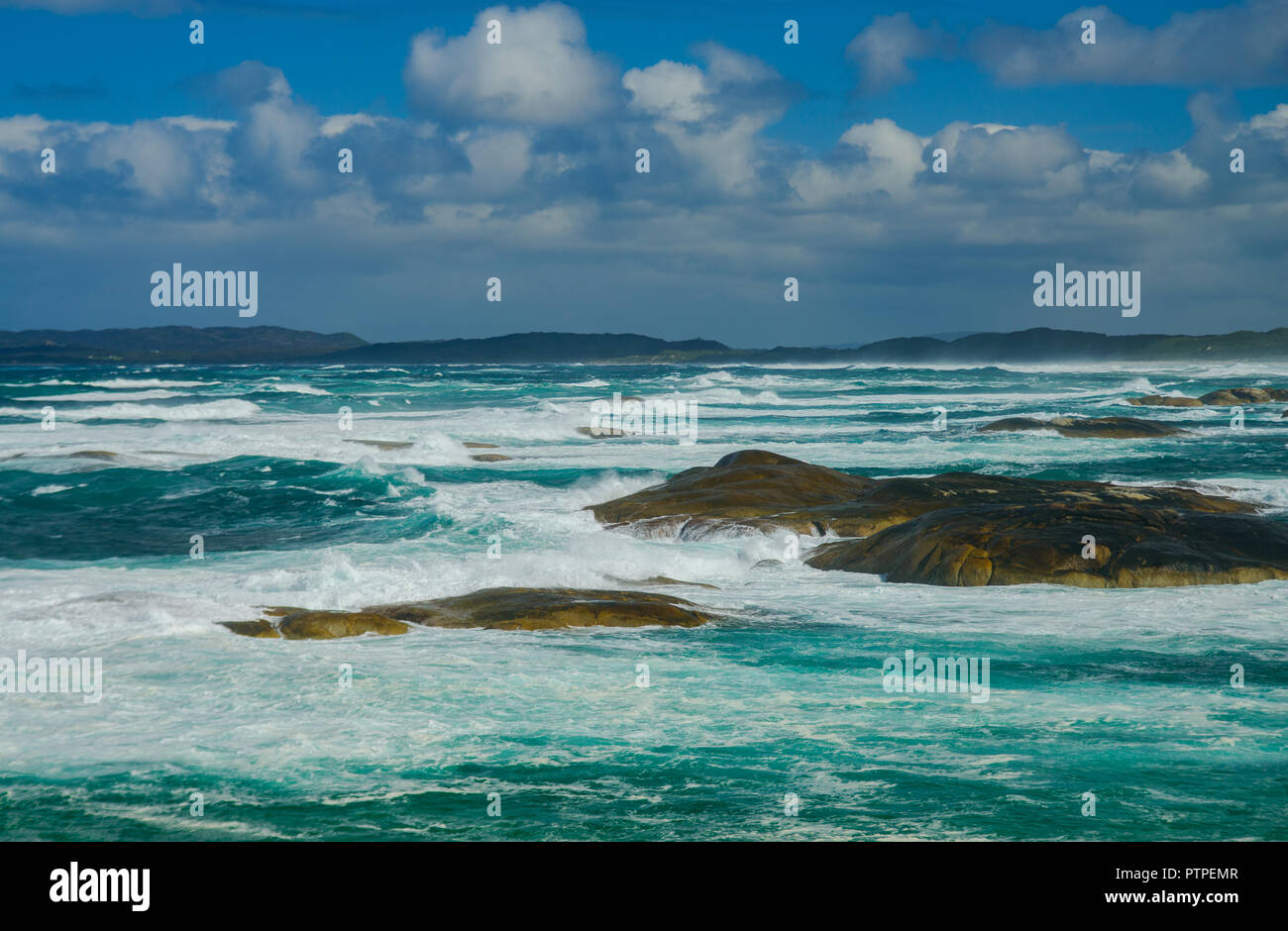 Des rochers et des vagues, les Verts Piscine Plage, Danemark, Australie occidentale, Australie, William Bay National Park Banque D'Images